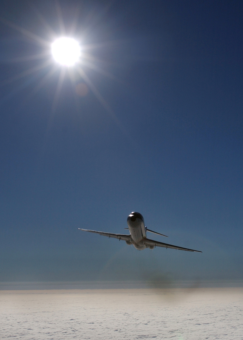 Illustration for article titled The US Navy Finally Retires The C-9B Skytrain II After 41 Years